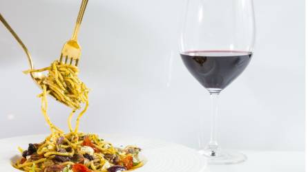 Un magnífico plato de pasta, larga, corta o rellena y una copa de un buen vino son la dupla perfecta para brindar y compartir.