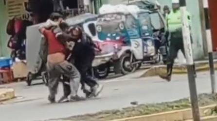 Video: Hombres se machetean y policías les disparan