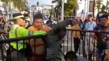 Video: Policía municipal se va a golpes con hombre en parque de SPS