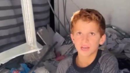 Video: Niño palestino perdió su familia y se niega a salir de su casa destruida