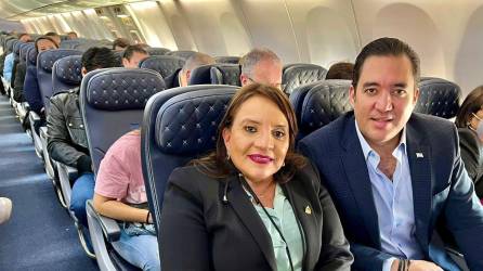 Xiomara Castro, quien viajó a Brasil en un vuelo comercial, es acompañada por su hijo y secretario privado, Héctor Zelaya