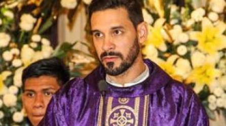 Video: Sacerdote roba suspiros y lo llaman el padre más guapo