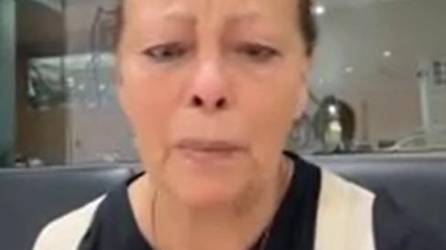 VIDEO: Madre rompe en llanto tras ser abandonada por su hija en aeropuerto