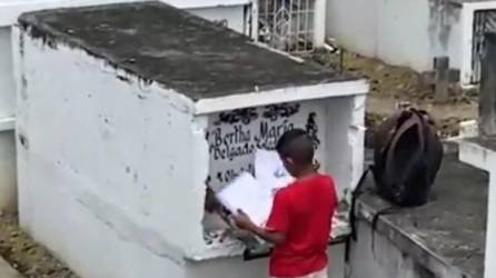 Video: Niño visita tumba de su madre para mostrarle sus calificaciones