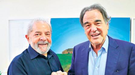El cineasta estadounidense Oliver Stone (derecha) junto a Luiz Inácio Lula da Silva (izquierda).