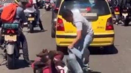 Video: Conductor de autobús golpea a hombre que intentó asaltar a pasajeros