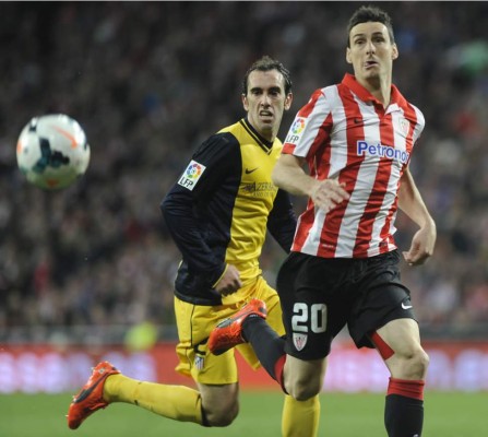 El Atlético aguanta la presión y se mantiene en la punta de la Liga