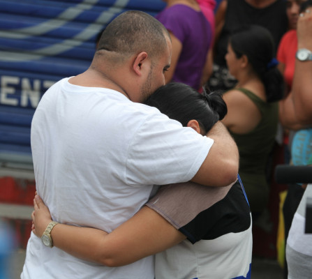 Desde camioneta acribillan a vendedor de carros y a su cliente