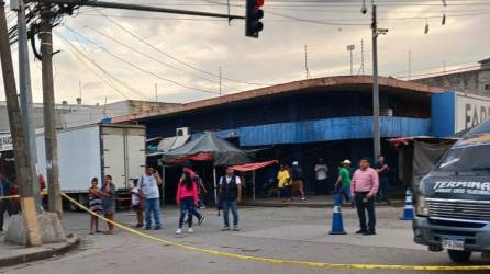 Escena del doble crimen, en donde fueron asesinados dos presuntos asaltantes en la 7 calle del barrio Medina de San Pedro Sula.