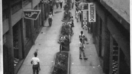 Una imagen del Pasaje Valle en Pasaje 1950, dos años después de su inauguración. Para ese entonces el lugar lucía efectivamente como un pasaje con varios negocios a los costados.