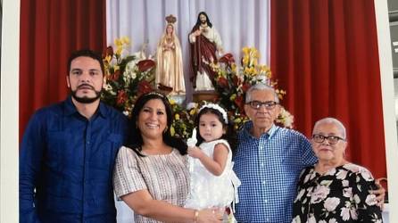 Los padres, Iván Espinoza y Karen Reyes, Ivanka Espinoza, y sus abuelos, Ricardo Reyes y Nelly Ávila