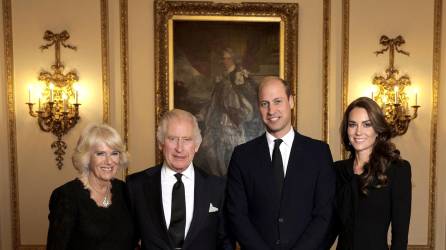 Una foto publicada por el Palacio de Buckingham el 1 de octubre de 2022 muestra (de izquierda a derecha) a Camilla de Gran Bretaña, la reina consorte, el rey Carlos III de Gran Bretaña, el príncipe Guillermo, príncipe de Gales de Gran Bretaña y Catalina, princesa de Gales de Gran Bretaña posando para una fotografía dentro del palacio de Buckingham en 18 de septiembre de 2022.