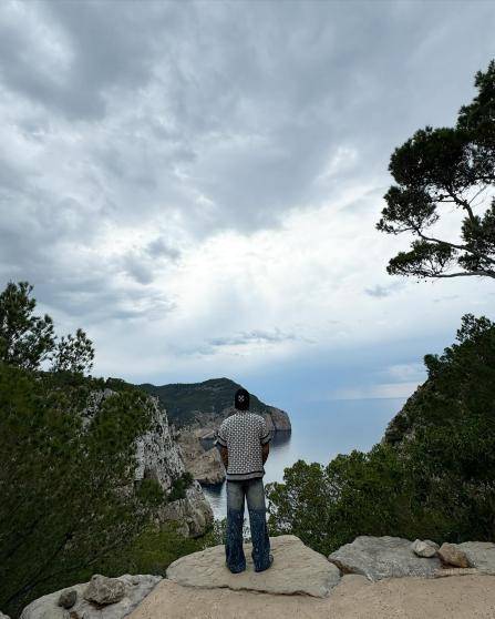 La modelo compartió en sus redes sociales las imágenes con el futbolista, sin embargo, tuvo que eliminarlas debido a los cientos de críticas.