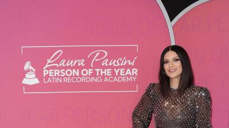 La cantante italiana Laura Pausini vistió de Armani para asistir a su gala de la Persona del Año.