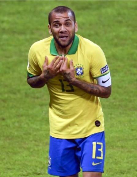 En los darios españoles destacan un bombazo sobre el futuro de Dani Alves. El lateral brasileño, que se despidió del PSG, está sonando para reforzar al Atlético de Madrid. De momento es un rumor, pero tampoco una locura. El equipo rojiblanco busca lateral derecho tras la salida de Juanfran y la operación Semedo parece complicada porque el Barcelona no tiene intención de venderle. El brasileño llegaría gratis tras desvincularse del PSG. El inconveniente, su edad (36 años) y su ficha de 5 millones de euros por temporada.