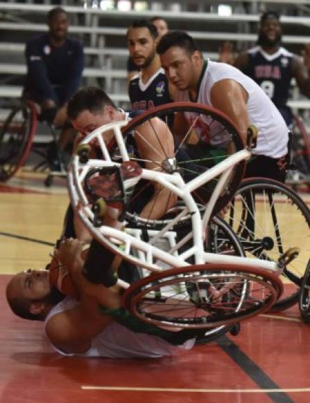 BASQUETBOL. Lucha en silla de ruedas. El mexicano Eduardo Prieto (abajo) disputa el balón con Jake Williams, de Estados Unidos, por la Copa América en silla de ruedas en Cali, Colombia.