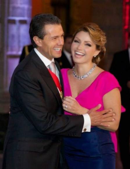 La primera dama también fue muy criticada por sus lujos, en uno de los países con mayor desigualdad en América Latina. Para el 15 de septiembre de 2015, Rivera eligió un diseño de Óscar de la Renta valorado en más de 8,000 dólares.