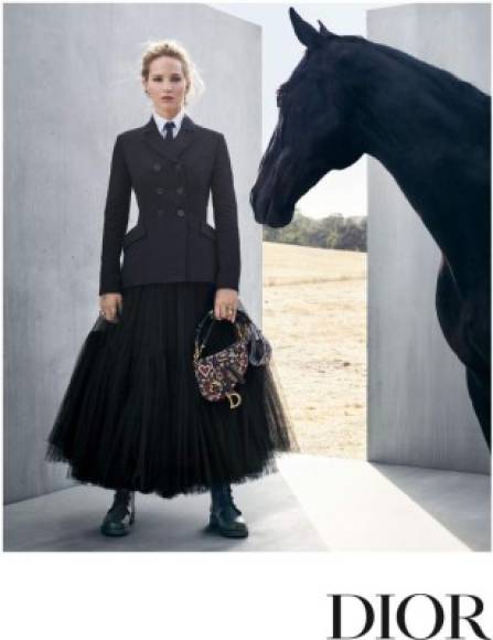 Otro de los asuntos que causó polémica fue el hecho que algunas de las fotos fueron tomadas en California y no en México. A esto Dior respondió que la revista tendría todas las fotos, las cuales en su gran mayoría habían sido tomadas en México.