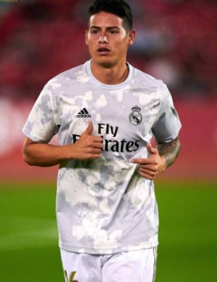 James Rodríguez tiene ofertas de hasta tres equipos. El mediocampista colombiano no seguirá en el Real Madrid y, según apunta el diario francés Le10Sport, el jugador tiene ofertas del PSG, Manchester United y Arsenal. <br/><br/>Se sabe que James no tiene lugar en el equipo de Zinedine Zidane, y el club merengue intenta buscarle un nuevo destino.