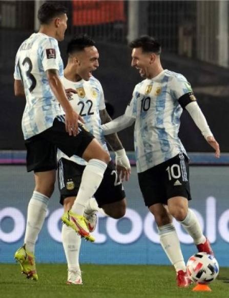 Messi festejando su golazo con Lautaro Martínez y Nahuel Molina.