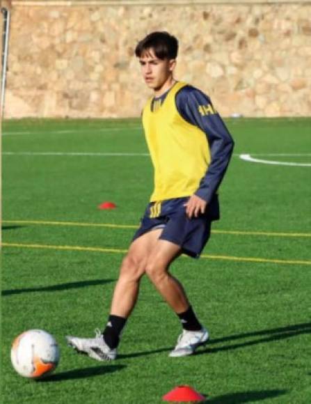 Sebastián Pacheco : El Leganés de la Segunda de España le ofreció al futbolista de padre hondureño realizar una prueba de 15 días. El jugador tiene 16 años y juega para la Fundación Marcet.