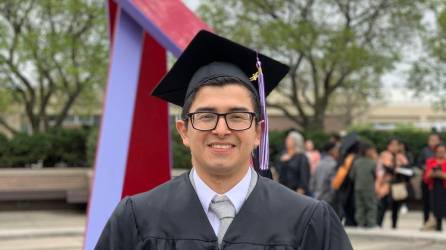 El sampedrano Bryan Natarén durante su graduación en Goshen College.