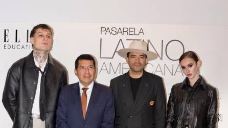 El modelo Mihail Amoli, el Embajador de Nicaragua, Carlos Midence, Alejandro Medrano, director de Pasarela Latinoamericana, y la modelo Paula Gonzalez de Talents Model Spain.
