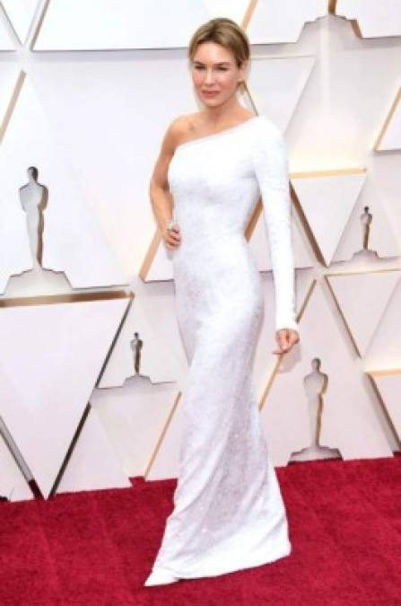 Renée Zellweger volvió a decantar por un diseño sencillo, pero siempre elegante. La ganadora del la noche modeló un Gucci blanco perfecto para recoger su Óscar a mejor actriz.