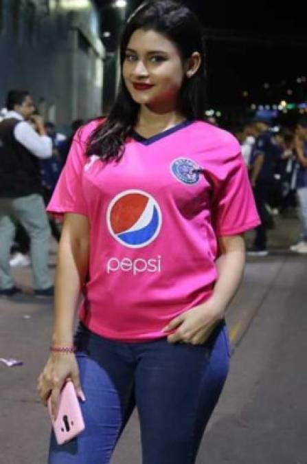 Esta hermosa chica acaparó las miradas en el estadio Nacional de Tegucigalpa.