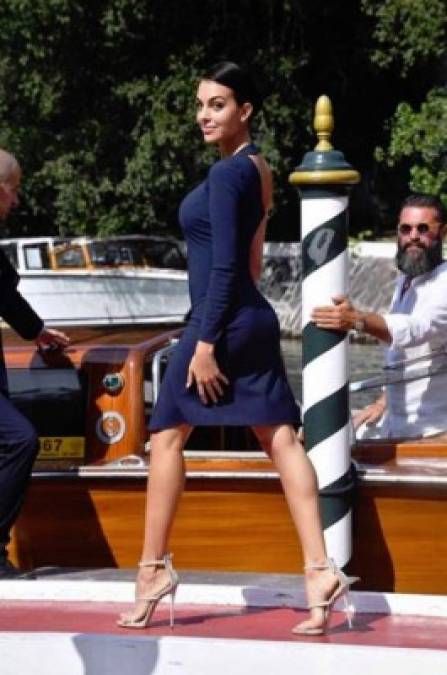 Tras su desfile en Venecia, Georgina también fue elegida como imagen de la firma italiana de moda Versace.