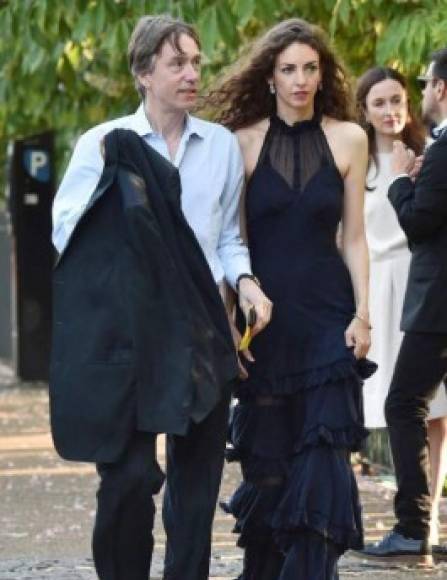 Inició una relación con David Rocksavage, séptimo marqués de Cholmondeley, cuando tenía 19 años de edad. El marqués le lleva 23 años de diferencia. Se casaron en Chelsea y tienen tres hijos, los gemelos Alexander y Olivier y Rose.