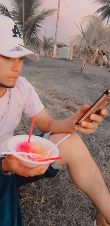 En unas imágenes que se han viralizado en las redes sociales se observa el cuerpo de Erick en el suelo con su cabeza ensangrentada.