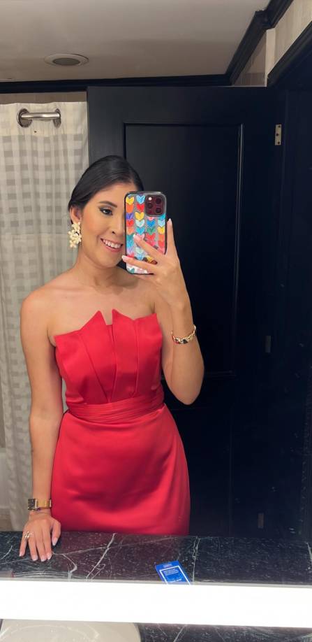 Danna Valle tiene apenas 28 años, también se encuentra realizando un máster en dirección de negocios internacionales y es CEO servicios consulares HN.