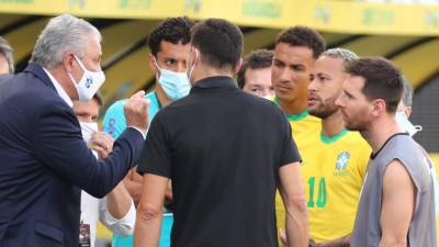 El entrenador de Brasil, Tite habla con Neymar y Lionel Messi, en el partido suspendido de las eliminatorias sudamericanas en Sao Paulo, en septiembre de 2021.