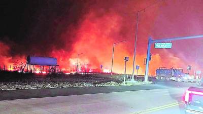 Las imágenes muestran las columnas de humo tiñendo el cielo de negro y zonas completamente destruidas, sobre todo en la isla de Maui, con localidades carbonizadas.