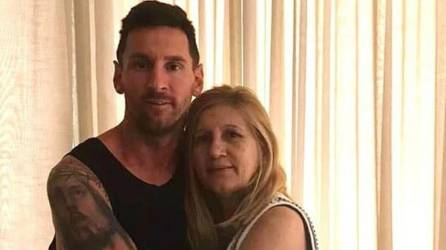 Lionel Messi junto a su amada madre Celia-.
