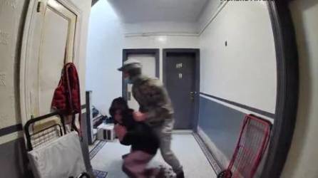 La cámara de seguridad muestra el momento en que un hombre arrastra a una joven momentos antes de que su madre los alcanzara y rescatara a la menor.