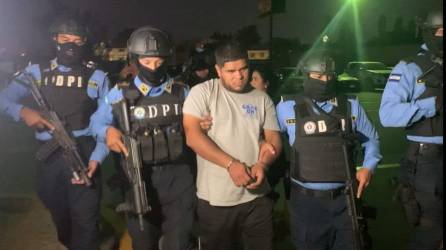 Momento en que alias “Majin Boo” es custodiado por agentes de la Policía de Honduras.