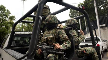 Los militares mexicanos se mantienen en las calles ante la ola de violencia que afecta a ese país.