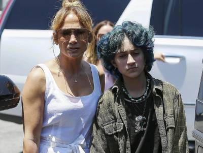 Emme - Hija de Jennifer López y Marc Anthony. Hace unos años, en un concierto de la famosa JLo, presentó a su hija Emme como una persona no binaria, es decir, que no se identifica con el género femenino ni masculino. La cantante se refirió a su hija con los términos they/them, que en lenguaje en español significa “elle”, un término inclusivo. “La última vez que actuamos ´juntes´ fue en un gran estadio como este... Es mi ´compañere´ de dueto favorito de todos los tiempos”, afirmó la cantante.