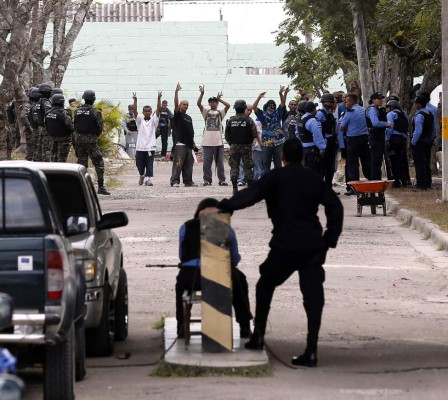 Armas y explosivos encuentran en el centro Renaciendo