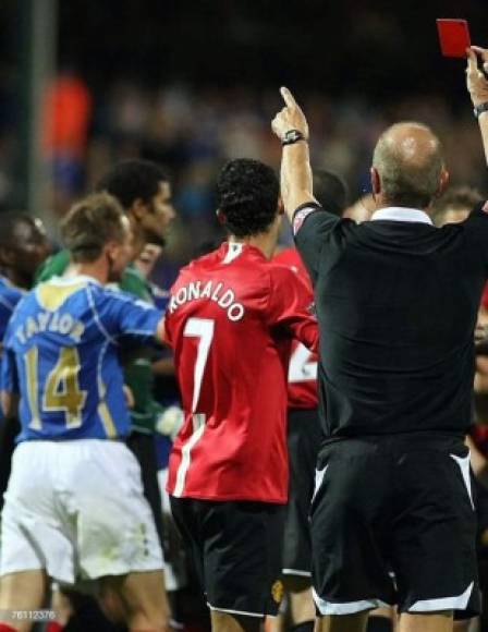 Portsmouth-Manchester United (2007) - Un año más tarde, Cristiano Ronaldo volvió a protagonizar otra expulsión al meterse de lleno en una tángana con jugadores rivales durante el partido.