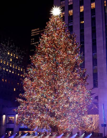 El famoso árbol estará adornado con más de 50.000 luces multicolor y una estrella de cristal Swarovski, de 900 libras (408,23 kilos).