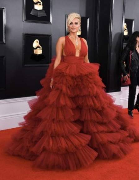 Pese a que varios diseñadores se negaron a vestirla para la gala de esta noche por su talla grande, Bebe Rexha, deslumbró con un atuendo de tul rojo firmado por Monsoori.