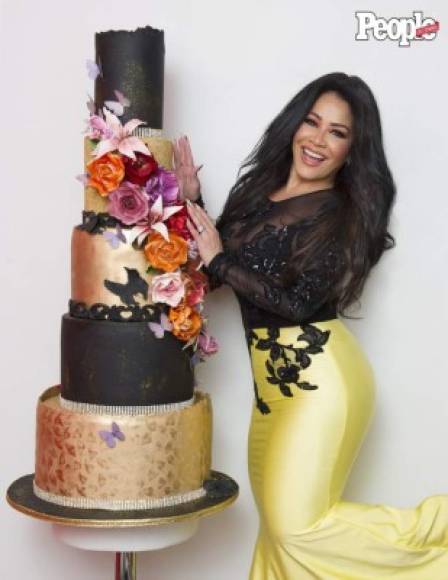 Es por ello que Sandoval decidó festejar en privado. Para la ocasión, la venezolana fue sorprendida con un hermoso un pastel adornado con figuras de mariposas y más de 1,500 cristales Swarovski, el cual degustó en su casa en Miami.