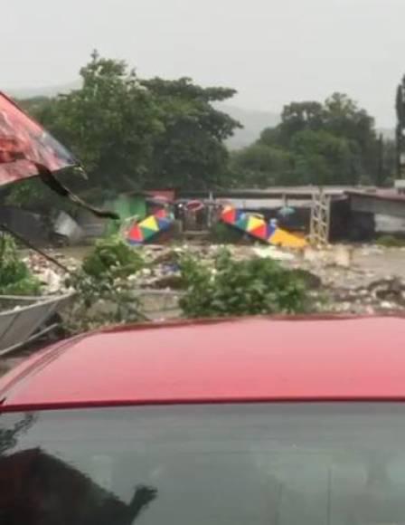Triste relato de padre hondureño que perdió todo con Sara: “En 10 minutos el agua llenó mi casa”