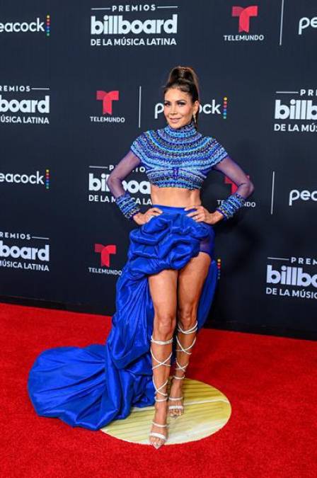 La cantante y actriz mexicana, Patty Manterola, posa a su llegada a la alfombra roja de los Premios Billboard de la Música Latina hoy jueves en el Watsco Center en Coral Gables, ciudad aledaña a Miami, Florida (EE. UU). Marcas de lujo y casas de alta costura abundaron en la variada alfombra roja de la edición 2022 de los Premios Billboard a la Música Latina, en la que lo que más llamó la atención fue la ausencia de los artistas con más nominaciones.