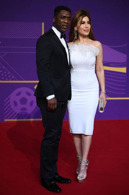 El entrenador de fútbol holandés Clarence Seedorf y su esposa Sophia Makramati.