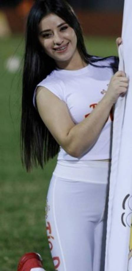 Esta hermosa edecán cautivó a los aficionados que llegaron a presenciar el duelo entre Honduras Progreso - Platense.