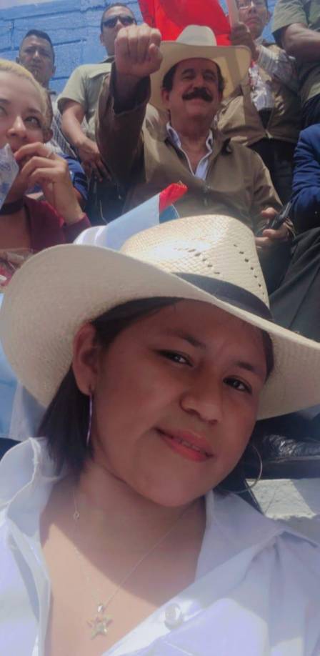 Para esta fotografía, la enfermera posó con el expresidente Manuel Zelaya Rosales.